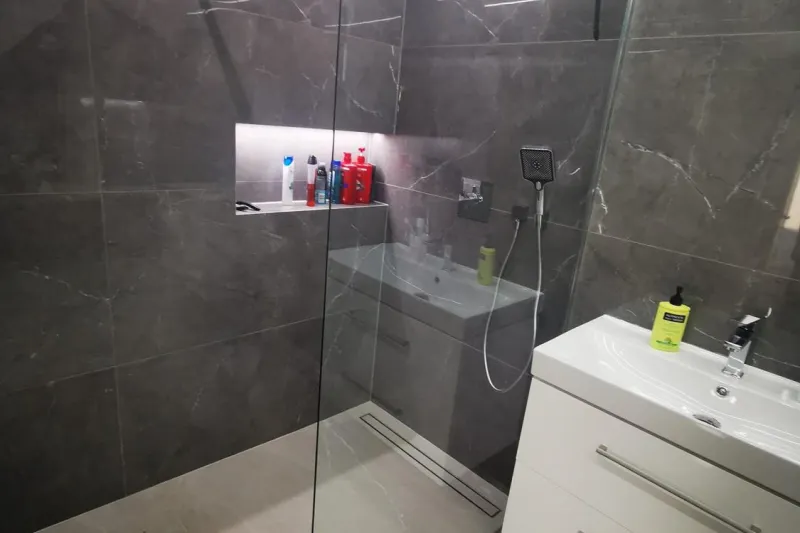 Kúpeľňa so sprchovým kútom